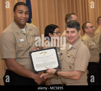 180131-N-LM296-1014 WASHINGTON (GEN. 31, 2018) Vice Ammiraglio Kevin Donegan, destro presenta un musicista di prima classe Cory Parker, a sinistra con una marina e Marine Corps medaglia ottenuta a gennaio tutte le mani in veleria sulla storica Washington Navy Yard. (U.S. Foto di Marina dal musicista di prima classe Lauren Geist/rilasciato) Foto Stock