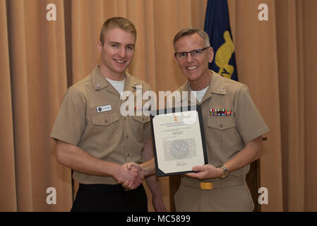 180131-N-LM296-1024 WASHINGTON (GEN. 31, 2018) capitano Kenneth Collins, a destra presenta un musicista di prima classe e Steven van Dyne, sinistra, con una lettera di raccomandazione a gennaio tutte le mani in veleria sulla storica Washington Navy Yard. (U.S. Foto di Marina dal musicista di prima classe Lauren Geist/rilasciato) Foto Stock