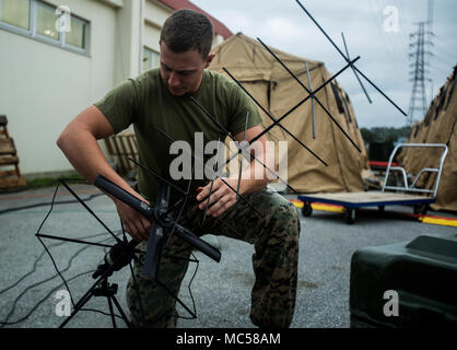 Cpl. Parker J. Berg regola un'antenna durante l'esercizio guerriero sfida 18 su Camp Foster, Okinawa, in Giappone, Gennaio 24, 2018. La sfida del guerriero 18, Marine ala squadrone di comunicazioni 18's squadrone interna esercizio, aumenti della marina di competenze tecniche, unità costruisce la coesione e ripete il supporto di comunicazioni prima dell'esecuzione di risolvere la chiave 18. Berg, da Boise, Idaho è un digitale (multi-channel) trasmissione a banda larga operatore dell' attrezzatura per il distacco alfa, MWCS-18, aria marina gruppo di controllo 18, Marine Aircraft Group 36, primo velivolo marino ala. (U.S. Marine Corps foto di Cpl. Jess Foto Stock
