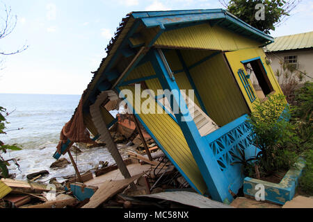 RINCÓN, Puerto Rico, 19 Gennaio 2018 - Casa distrutta dall erosione costiera e la tempesta surge portato dall uragano María. Nuovo rischio di alluvioni aree sono state identificate in Puerto Rico e le informazioni sono state utilizzate per generare mappe di consulenza, per comprendere meglio il rischio di alluvione. Essa servirà come strumento per il National Flood Insurance Program (NFIP) europee di fornire i superstiti con accesso a una gamma di rischio di alluvione prodotti per prevenire i danni causati dalle inondazioni. FEMA/Yuisa Ríos Foto Stock