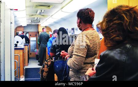 Patroni del Marine Corps base Quantico linea fino all'interno della DMV 2 Go van in attesa di assistenza. (Foto di Jeremy Beale) Foto Stock