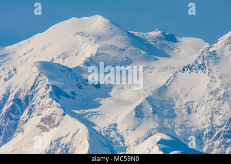 Mt McKinley (chiamato Denali dai nativi americani e la maggior parte dell'Alaska) nel Parco Nazionale di Denali in Alaska è la montagna più alto in America del Nord a 20,320 Foto Stock