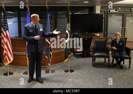 Col. Jeff VanDootingh, comandante della 911th Airlift Wing, loda Col. Sharon Colaizzi, comandante della 911th Istituto di medicina aeronautica Staging Squadron, alla sua cerimonia di pensionamento a all'Aeroporto Internazionale di Pittsburgh aria stazione di riserva, Pa., Gennaio 6, 2018. Al culmine di una carriera completa in campo militare, Colaizzi ritirato come un colonnello con 30 anni come un ufficiale, 35 anni totale. (U.S. Air Force foto di Senior Airman Beth Kobily) Foto Stock