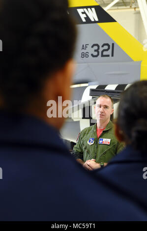 Lt. Col. William McCallum, un F-16 istruttore pilota per la 149Fighter Wing, Air National Guard, parla di un gruppo di cadetti JROTC durante la loro visita al parafango in base comune San Antonio-Lackland Gen 26, 2018. (Air National Guard foto di Tech. Sgt. Mindy Bloem Foto Stock