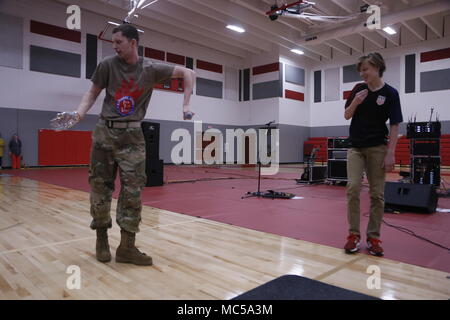 La 135th Army Band è un'unità musicale della Guardia Nazionale del Missouri che esegue concerti pubblici in tutto lo stato. Il 25 gennaio 2018, uno specialista ha eseguito la canzone di Michael Jackson "Billie Jean" con l'assistenza di uno studente della Mexico Junior High School in Messico, Missouri, durante la prima apparizione del gruppo per quel membro. L'immagine di archivio documenta l'impostazione delle prestazioni scolastiche dal vivo. Foto Stock