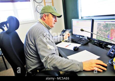 Controllo gamma marchio tecnico di conferire con la direzione dei piani, di formazione, di mobilitazione e di opere di protezione al fuoco Desk su gen. 16, 2018 a Fort McCoy, Wis. il desk gestisce le comunicazioni con le unità utilizzando la gamma complesso nonché come intervallo di manutenzione e di altro personale in tutto 46.000 acri di aree di formazione sulla Fort McCoy. (U.S. Foto dell'esercito da Scott T. Sturkol, Ufficio per gli affari pubblici, Fort McCoy, Wis.) Foto Stock