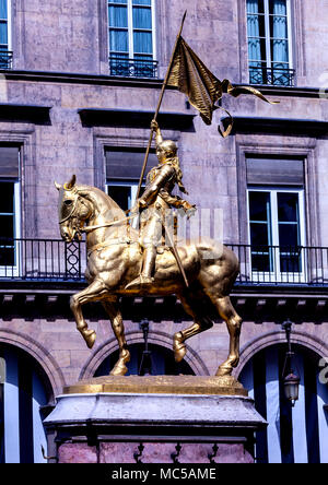 Statua di santa Giovanna d Arco progettato da Emmanuel Fremiet e situato in Place des Pyramides a Parigi Foto Stock