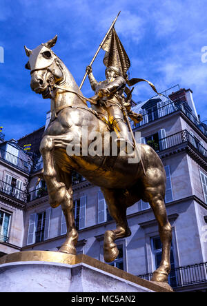 Statua di santa Giovanna d Arco progettato da Emmanuel Fremiet e situato in Place des Pyramides a Parigi Foto Stock