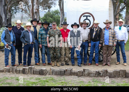 I partecipanti posano per una foto di gruppo all inaugurazione di un 1890 Conestoga wagon presso la Santa Margarita Ranch House su Camp Pendleton, California, 2 aprile 2018. Il carro, donati da CPHS e lavorati da pensionati U. S. Esercito Lt.Col. Andy Brochu, master wheelwright, sostituisce quella presentata al comandante generale di Camp Pendleton nel 1987 dal Padre Juniper Serra piloti in apprezzamento per preservare il Western Heritage del rancho. (U.S. Marine Corps foto di PFC. Stephen barba) Foto Stock