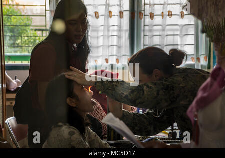 180331-N-IM663 BENGKULU, Indonesia (2 aprile 2018) Un medico assegnato a militari di comando Sealift nave ospedale USNS misericordia (T-AH 19) fornisce un check-up per un residente locale. La misericordia è attualmente implementata in sostegno del Partenariato Pacifico 2018 (PP18). PP18's missione è lavorare collettivamente con host e nazioni partner per migliorare l'interoperabilità a livello regionale di emergenza e capacità di risposta, aumentare la stabilità e la sicurezza nella regione e favorire la nascita di nuove e durature amicizie in tutta la regione Indo-Pacifico. Pacific Partnership, ora nel suo tredicesimo iterazione, è la più grande multinazionale annuale human Foto Stock