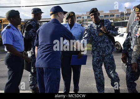 Coast Guard Lt. La Cmdr. Jason Plumley scuote le mani con il giamaicano Defence Force Lt. j.g Christopher Gowley e accoglie la più internazionale di agenzie partner di Coast Guard chiave settore ovest, 3 aprile 2018. L'Esperto in materia di Exchange è un evento che coinvolge la Guardia Costiera e più internazionale di agenzie partner per condividere la loro conoscenza sulla superficie Manutenzione asset. Coast Guard Foto di Sottufficiali di terza classe Brandon Murray. Foto Stock