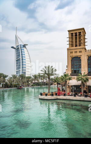 Barche abra nei canali del Madinat Jumeirah Souk di Dubai, UAE, Medio Oriente. Foto Stock