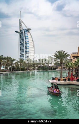 Barche abra nei canali del Madinat Jumeirah Souk di Dubai, UAE, Medio Oriente. Foto Stock