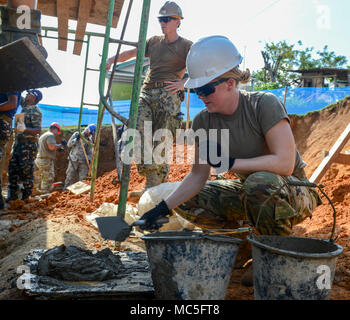 180405-N-MD713-0058 BENGKULU, Indonesia (5 aprile 2018) esercito 1Lt. Jessica McAllister, da Schofield caserma, Hawaii, miscele di stucco in un progetto di costruzione durante un cambio di ingegneria per Pacific Partnership 2018 (PP18). PP18's missione è lavorare collettivamente con host e nazioni partner per migliorare l'interoperabilità a livello regionale di emergenza e capacità di risposta, aumentare la stabilità e la sicurezza nella regione e favorire la nascita di nuove e durature amicizie in tutta la regione Indo-Pacifico. Pacific Partnership, ora nel suo tredicesimo iterazione, è la più grande multinazionale annuale di assistenza umanitaria Foto Stock