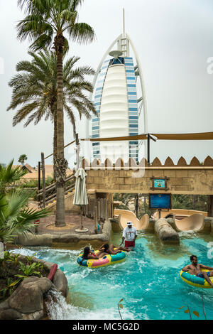 Il Burj Al Arab al Wild Wadi waterpark in Dubai, UAE, Medio Oriente. Foto Stock