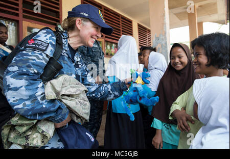 180406-N-OU129-136 BENGKULU, Indonesia (Aprile 06, 2018) Australian Royal Air Force Cpl. Kathryn Whelan interagisce con gli studenti alla SDN 77 Scuola Elementare di Bengkulu, Indonesia durante il partenariato del Pacifico 2018 (PP18). PP18's missione è lavorare collettivamente con host e nazioni partner per migliorare l'interoperabilità a livello regionale di emergenza e capacità di risposta, aumentando la stabilità e la sicurezza nella regione e favorire la nascita di nuove e durature amicizie in tutta la regione Indo-Pacifico. Pacific Partnership, ora nel suo tredicesimo iterazione, è la più grande multinazionale annuale di assistenza umanitaria e di emergenza Foto Stock