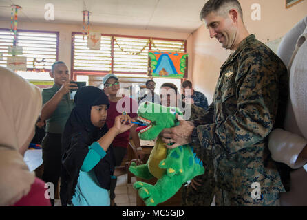 180406-N-OU129-189 BENGKULU, Indonesia (Aprile 06, 2018) Lt. Lee Atkinson, da Yuma, Ariz., dimostra la salute dentale delle pratiche per gli studenti di SDN 77 Scuola Elementare di Bengkulu, Indonesia durante il partenariato del Pacifico 2018 (PP18). PP18's missione è lavorare collettivamente con host e nazioni partner per migliorare l'interoperabilità a livello regionale di emergenza e capacità di risposta, aumentando la stabilità e la sicurezza nella regione e favorire la nascita di nuove e durature amicizie in tutta la regione Indo-Pacifico. Pacific Partnership, ora nel suo tredicesimo iterazione, è la più grande multinazionale annuale assistanc umanitario Foto Stock