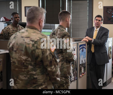 Il ventitreesimo segretario dell'esercito, il dottor Mark T. Esper incontra il Brig. Gen. Douglas Stitt, Direttore dell'U.S. Esercito di risorse umane del comando responsabile della gestione del personale direzione, durante una visita negli Stati Uniti Esercito Risorse Umane Il comando situato all'Lt. Gen. Timothy J. Maude complessa a Fort Knox, Ky., 6 aprile 2018. Mentre vi Esper è stato dato un aspetto di prima mano al responsabile del processo di assegnazione dall'inizio alla fine attraverso la assegnazione modulo interattivo 2.0, o obiettivo 2. Per affrontare le sfide del futuro, l'esercito si sta spostando da un plug and play sistema tipo dove i soldati sono semplicemente al Foto Stock