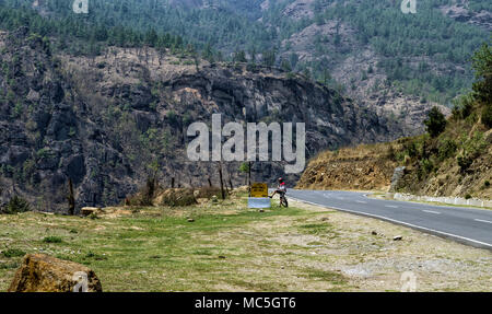 Strada laterale a Thimphu Bhutan - La principale autostrada da Paro a Thimphu. Foto Stock