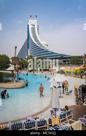 Il Jumeirah Beach Hotel e il Wild Wadi waterpark in Dubai, UAE, Medio Oriente. Foto Stock