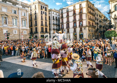 Barcellona, Spagna - 29 Maggio 2016: i Castellers di Barcellona del Corpus Christi festival sostare di fronte allo storico municipio con il gigante pupp Foto Stock