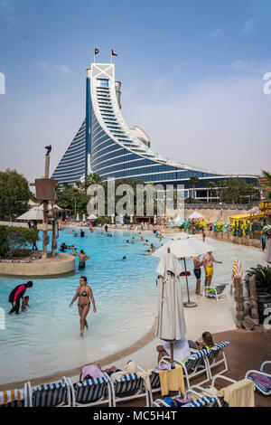 Il Jumeirah Beach Hotel e il Wild Wadi waterpark in Dubai, UAE, Medio Oriente. Foto Stock