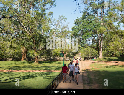 Turisti sul modo di Sigiriya rock fortezza (Lion Rock), il Sito Patrimonio Mondiale dell'UNESCO, Sigiriya, Triangolo Culturale Foto Stock