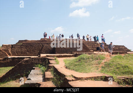 I turisti a Sigiriya rock fortezza, provincia centrale, Sri Lanka, in Asia. Foto Stock