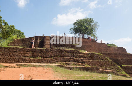 I turisti a Sigiriya rock fortezza, provincia centrale, Sri Lanka, in Asia. Foto Stock