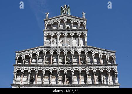 Close up della statua di San Michele del XIII secolo facciata romanica di San Michele in Foro, Lucca, Toscana, Italia Italia, italiano. Foto Stock