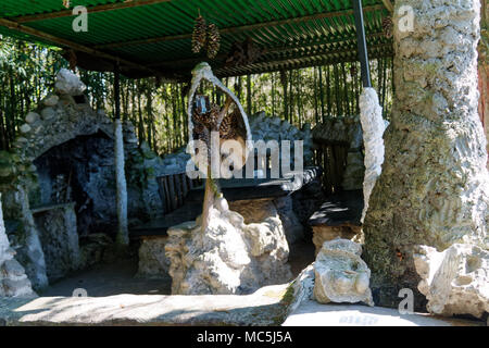 Giardino alcova nella foresta, rilassante e luogo di riposo. Foto Stock