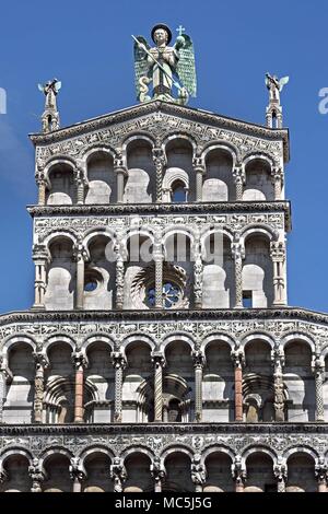 Close up della statua di San Michele del XIII secolo facciata romanica di San Michele in Foro, Lucca, Toscana, Italia Italia, italiano. Foto Stock