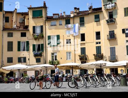 Piazza dell'Anfiteatro seguendo la forma del vecchio anfiteatro romano di Lucca, Italia, Italiano,Toscana . Foto Stock