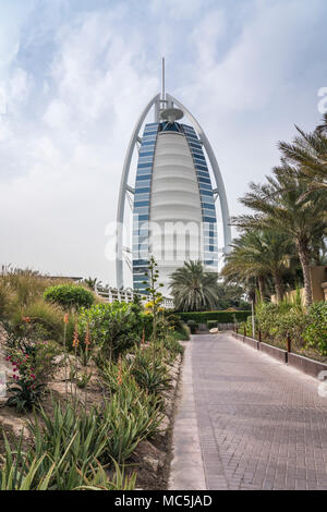 Il Burj Al Arab sulla spiaggia di Jumeirah a Dubai, UAE, Medio Oriente. Foto Stock