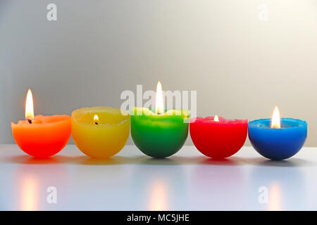 Cinque colorate candela di masterizzazione in una riga Foto Stock