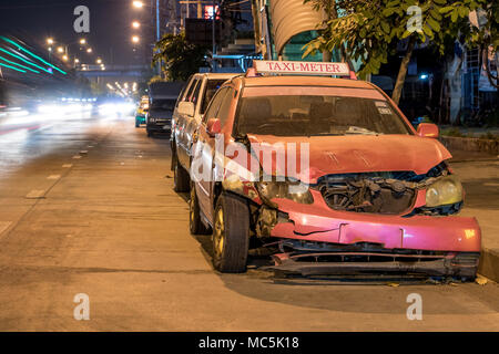 Si è schiantato auto sorge su una strada nel centro della citta'. Danneggiato taxi nella città di notte. Foto Stock