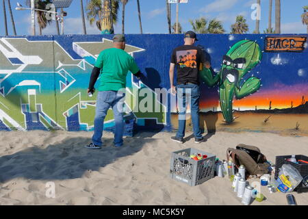 Artisti di graffiti lavorando su una parete a Venice Beach, California, Stati Uniti d'America Foto Stock