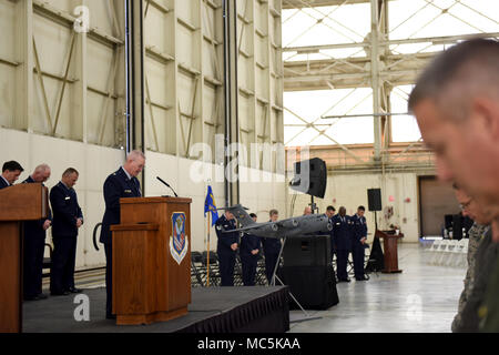 Stati Uniti Air Force Cappellano Jeff Kidd, dà la benedizione a seguito di un presupposto del comando cerimonia di premiazione che si terrà a La Carolina del Nord Air National Guard Base, l'Aeroporto Internazionale Charlotte Douglas, Aprile 6, 2018. Col. Gary Dodge assume il comando della 145gruppo Manutenzione durante una missione cambia da battenti C-130 Hercules a C-17 Globemaster III aeromobili. (U.S. Air Force photo by Staff Sgt. Laura J. Montgomery) Foto Stock