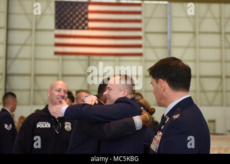 Stati Uniti Air Force Col. Gary Dodge (medio) saluta e ringrazia gli ospiti a seguito della sua promozione cerimonia di premiazione che si terrà a La Carolina del Nord Air National Guard Base, l'Aeroporto Internazionale Charlotte Douglas, Aprile 6, 2018. Col. Dodge ha assunto il comando della 145Gruppo manutenzione come unità transizioni in missione dal flying C-130 Hercules a C-17 Globemaster III aeromobili. (U.S. Air Force photo by Staff Sgt. Laura J. Montgomery) Foto Stock