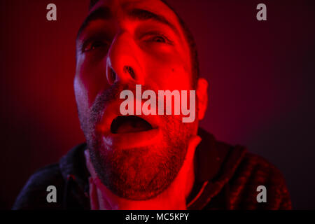 Premuto ha sottolineato l uomo stesso a strangolo. Close up headshot ritratto di bobine di uomo Foto Stock