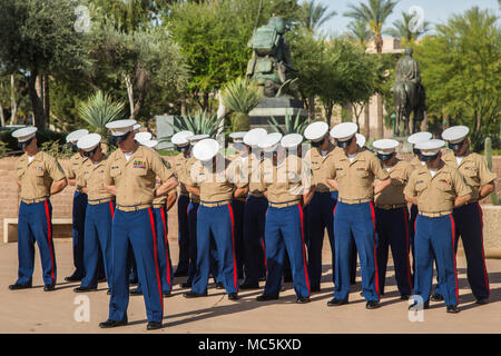 Reclutatori marino con stazione di reclutamento Phoenix bow le loro teste durante la RS Phoenix sollievo e la nomina a Phoenix, in Arizona, Aprile 6, 2018.Sgt. Il Mag. Patrick S. McClellan relievd Sgt. Il Mag. Amman E. catalano come RS Phoenix sergente maggiore. (U.S. Marine Corps foto di Sgt. Alvin Pujols) Foto Stock