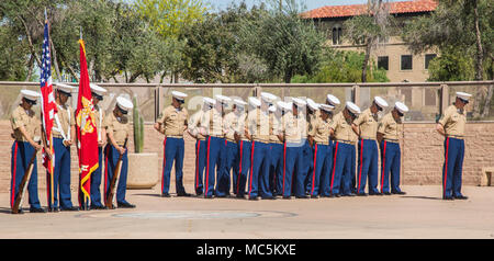 Reclutatori marino con stazione di reclutamento Phoenix bow le loro teste durante la RS Phoenix sollievo e la nomina a Phoenix, in Arizona, Aprile 6, 2018.Sgt. Il Mag. Patrick S. McClellan relievd Sgt. Il Mag. Amman E. catalano come RS Phoenix sergente maggiore. (U.S. Marine Corps foto di Sgt. Alvin Pujols) Foto Stock