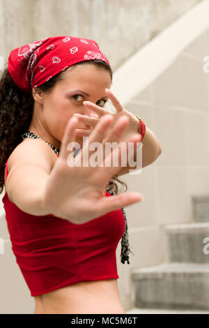 Woman in Red nasconde il suo volto con le mani Foto Stock