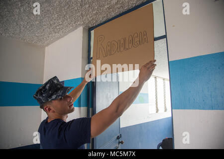 180407-A-YI894-0527 PUERTO BARRIOS, GTM. (Apr. 07, 2018) Ospedale Corpsman 3rd Class Corey Reza, di Bellevue, Nebraska, luoghi segno sopra la camera di segnalare i pazienti in preparazione per aprire il sito di medici per i residenti in Guatemala a Complejo Deportivo de Izabal in Puerto Barrios, Guatemala sul apr. 07, 2018 per continuare la promessa 2018. Stati Uniti Forze Navali Comando meridionale/STATI UNITI 4a flotta ha dispiegato una forza di eseguire continuando la promessa di comportamento civile-militare comprendente le operazioni di assistenza umanitaria, impegni di formazione e medico, dentista e supporto di veterinari in uno sforzo per mostrare U.S. s Foto Stock