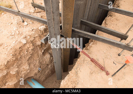 Il progetto di sostituzione del muro di confine di Santa Teresa è un aggiornamento dell'infrastruttura intrapreso dalla dogana e dalla protezione delle frontiere degli Stati Uniti vicino al porto di ingresso di Santa Teresa nel nuovo Messico. Il personale addetto alla costruzione ha organizzato i materiali e ha mostrato un esempio di parete in scala in stile bollard nella posizione di staging. L'immagine di archivio documenta i componenti della barriera e la preparazione del sito. Foto Stock
