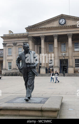 Statua di Harold Wilson fuori dalla stazione ferroviaria di Huddersfield, un tributo all'ex primo ministro nella sua città natale. Foto Stock
