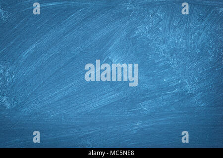 Un colore blu vecchio muro texture con decorativi visibili tracce della spazzola. Foto Stock