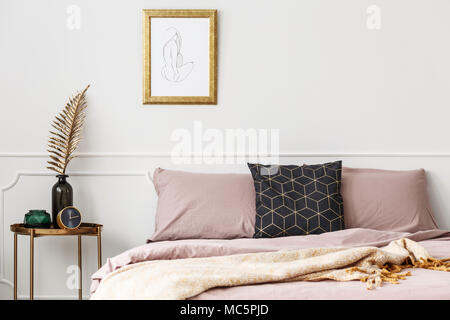 Spaziose rosa e bianco interiore camera da letto per una ragazza  adolescente con mobili industriali e simpatici accessori in un rinnovato  loft Foto stock - Alamy