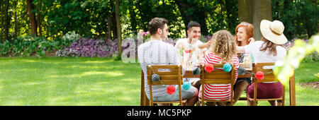 Panorama di amici multiculturale riuniti nel mezzo di un parco durante l'estate Foto Stock