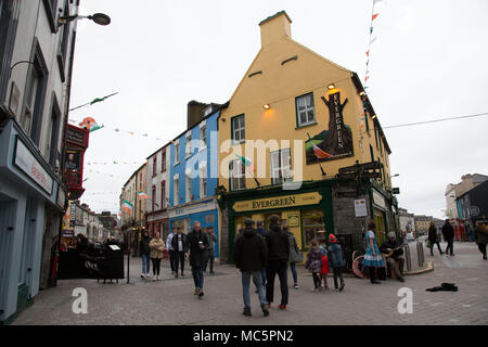 Scena di strada a Galway con pedoni e buskers Foto Stock